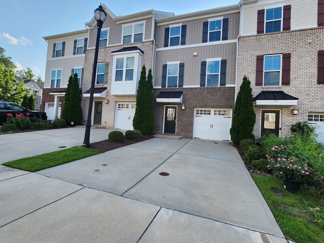 Foto principal - 4 Bedroom Cary Townhome! Great Location, N...