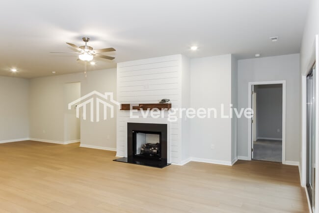 Foto del edificio - 300 Pond Spg Dr