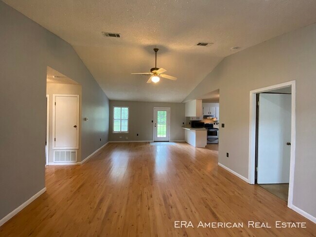 Building Photo - Centrally located in Navarre.