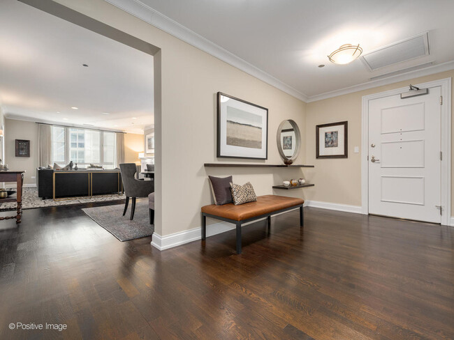 Building Photo - 10 E Delaware Pl