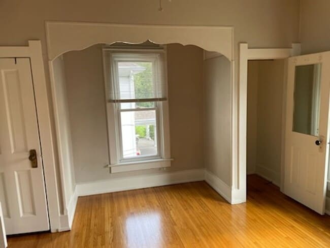 Building Photo - One Bedroom Apartment