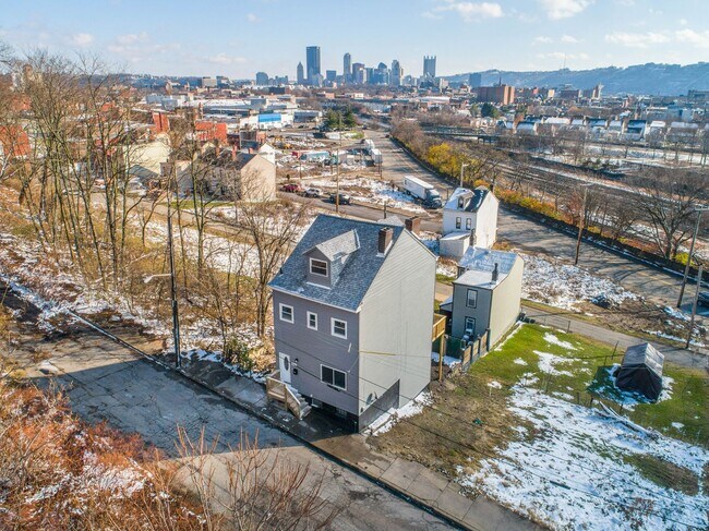 Foto del edificio - Stunning 4 bedroom home in Pittsburgh avai...