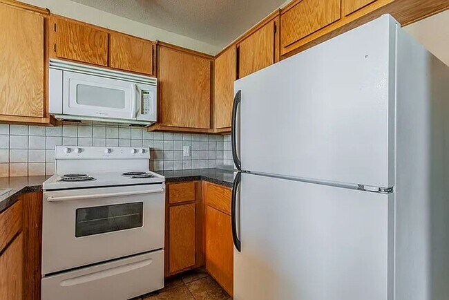 Building Photo - 3 BED / 2 Bath  AVAILABLE NOW