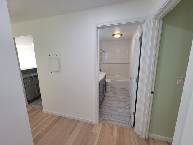 Foto del edificio - Remodeled Condo Near Microsoft