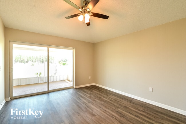 Building Photo - 242 Lady Diana Dr