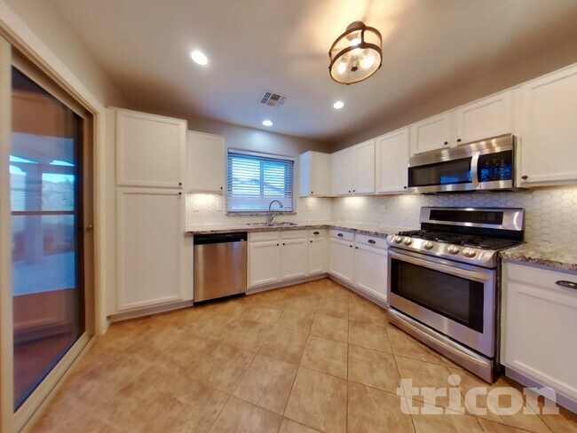 Building Photo - 43738 Elm Dr