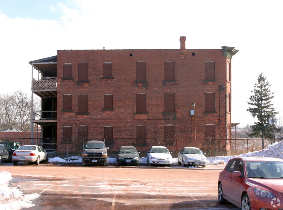 Building Photo - 42 Belmont St