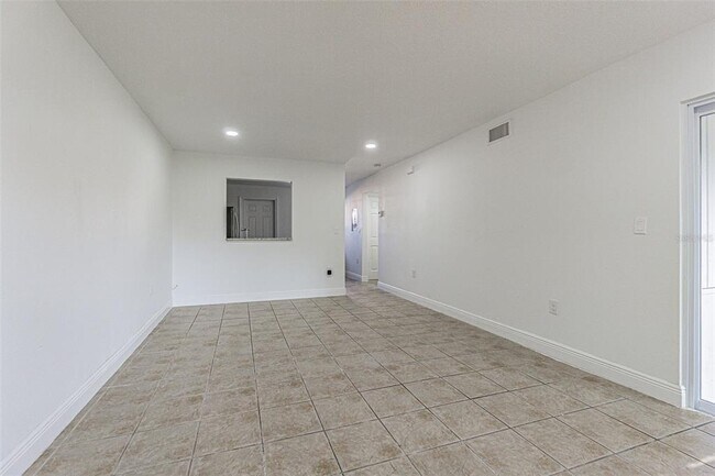 Building Photo - 556 Clearwater Largo Rd