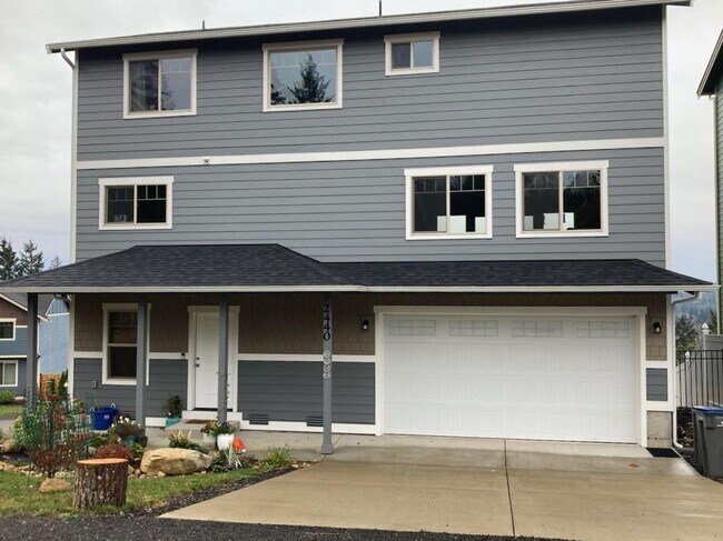 Building Photo - Stunning and spacious 4 bed home, convenie...