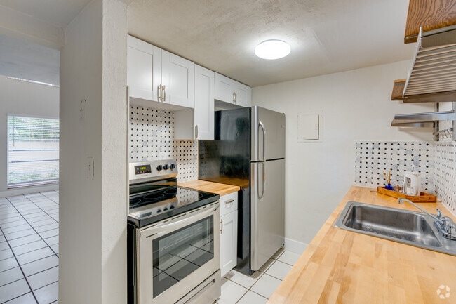 1BR, 1BA - 629SF - Kitchen - Hideaway in the Grove