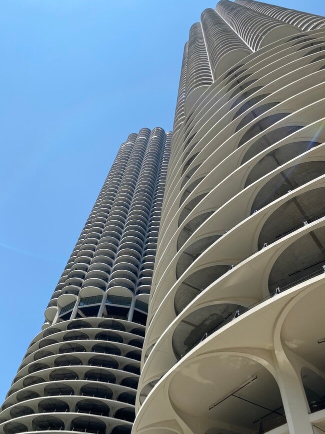 Foto del edificio - 300 N State St
