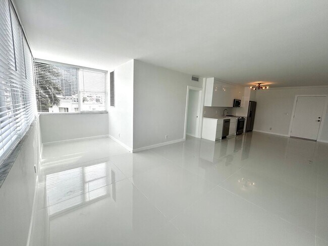 Foto del edificio - Fully Renovated East-Facing 2BR/2BA + Bonus Room | Ocean Views | In-Unit W/D