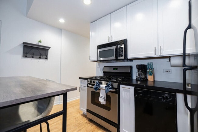 Foto del edificio - 2544 N Burling St