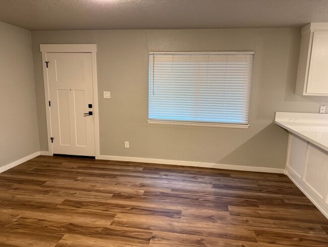 Building Photo - NICE DOWNSTAIRS UNIT WITH 2 BED 1 BATH IN GREAT LOCATION IN AUBUN!