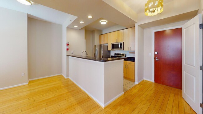 Building Photo - Spacious One Bedroom Plus Den W/MASSIVE Pr...