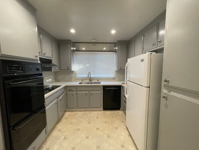 Building Photo - 3 bedroom 2 bath single story ranch home