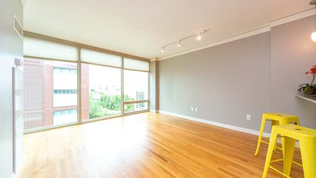 Foto del edificio - 1570 Elmwood Ave
