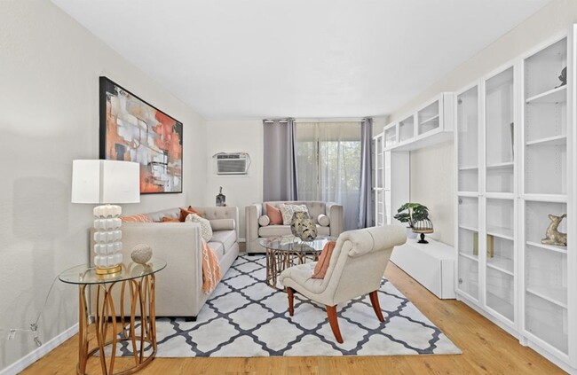 Foto del edificio - 1351 N Orange Dr