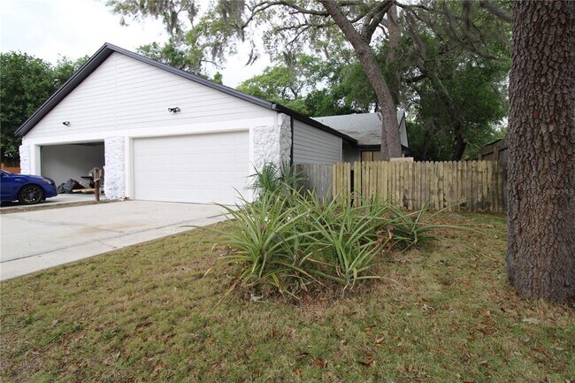 Building Photo - 911 Robinhood Ct