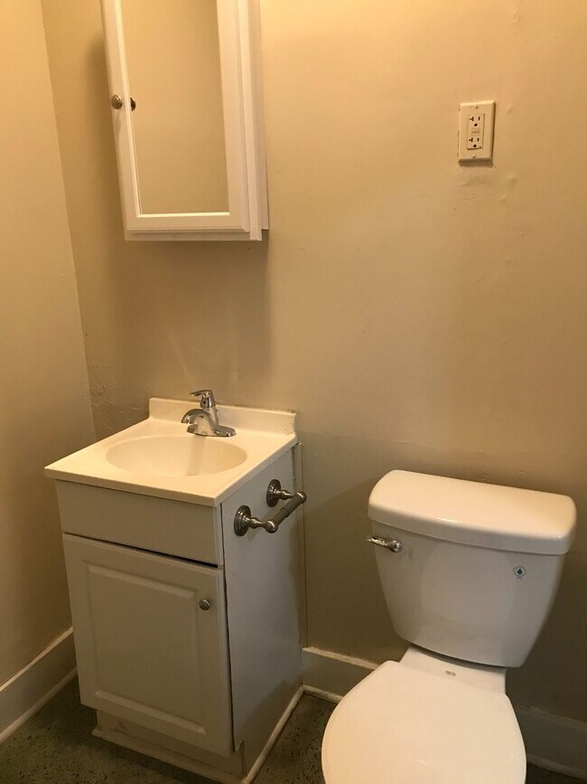 Foto del edificio - Recently Remodeled Studio Apartment
