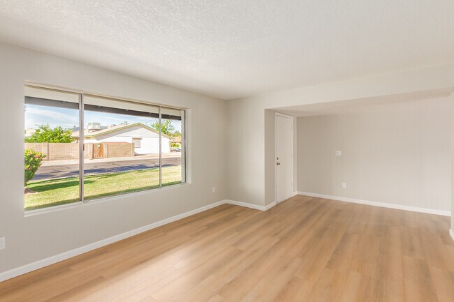 Building Photo - 4717 E Willow Ave