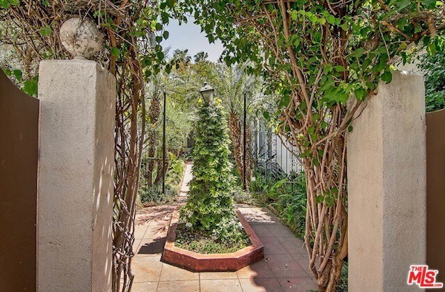 Foto del edificio - 1442 N Hayworth Ave