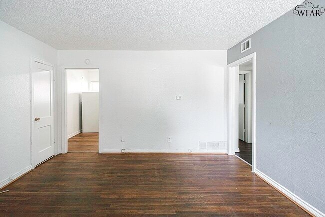 Building Photo - 2104 Virginia Dr