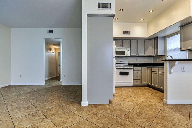Foto del edificio - Spacious 1st floor condo in Henderson
