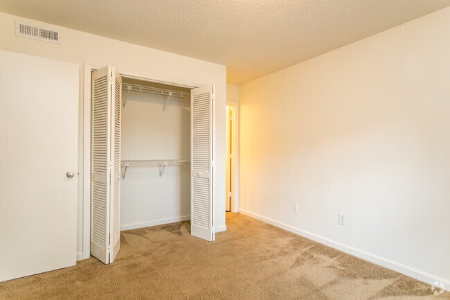 3BR,2BA - Foxcreek Apartments