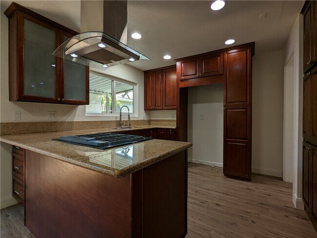 Foto del edificio - 12700 Newport Ave