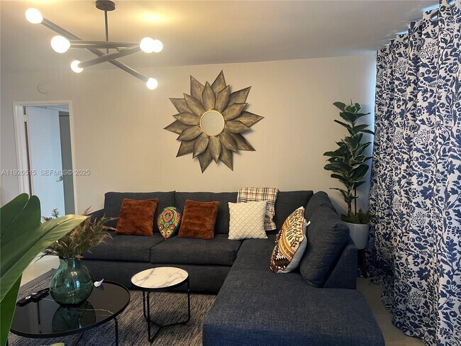 Foto del edificio - 5225 Collins Ave