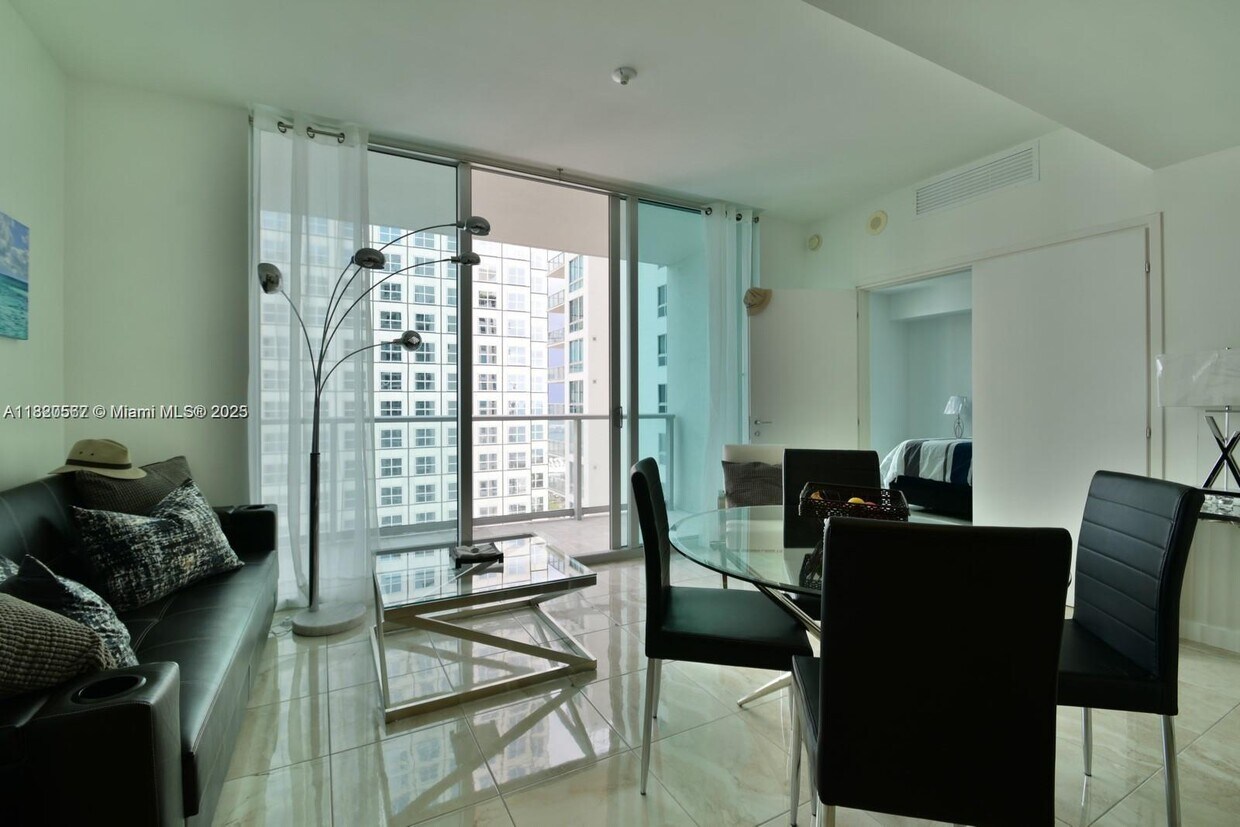 Foto principal - 300 S Biscayne Blvd