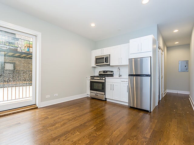 Building Photo - Luxury Studio Apartment steps from Brown Line