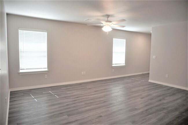 Foto del edificio - 3 Bed 2 Bath 2 Car Duplex in Chisholm Creek NW OKC