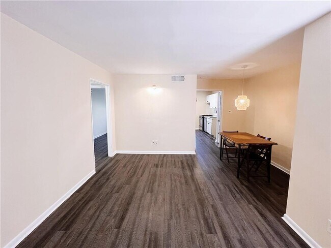 Building Photo - 91 Rumson Way NE