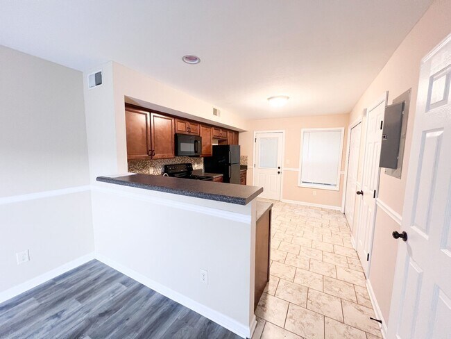 Foto del edificio - 2 Bedroom 1.5 Bathroom Townhome