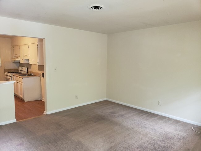 Building Photo - 2BD/1BA brick duplex unit in good condition