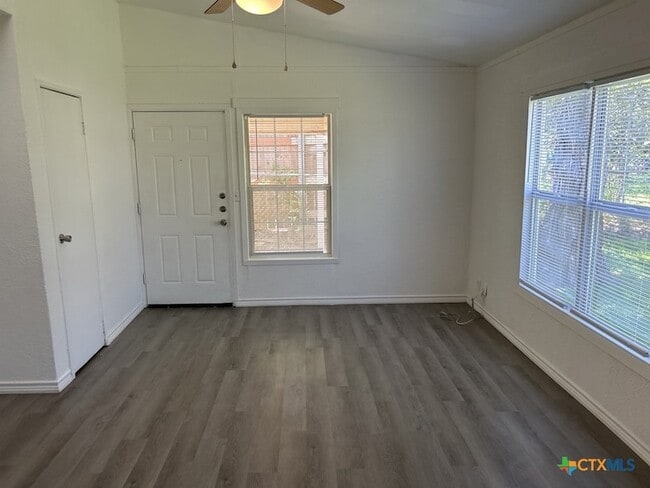 Building Photo - 905 Evergreen Dr