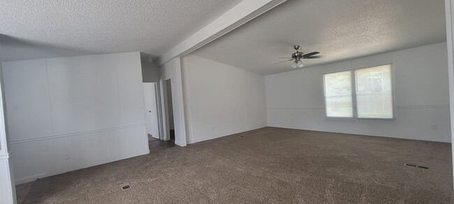 Building Photo - Ready to Move in