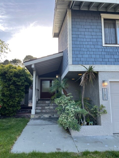 Primary Photo - 1204 Elm Ave