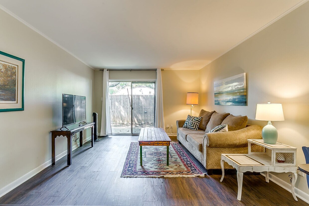 Sala de estar de concepto abierto, Smart TV de 50" con Roku integrado - 4901 Bryce Ave