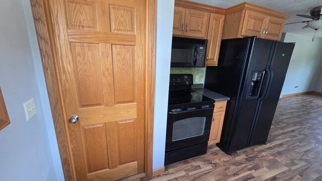 Building Photo - 2bed 1 bath home with detached garage