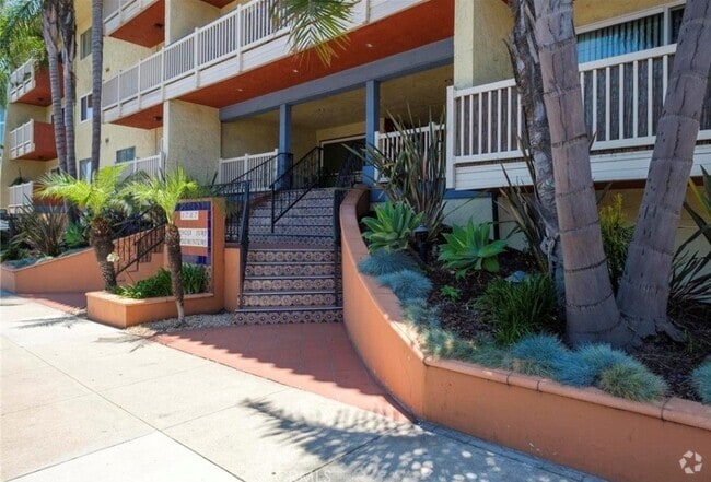 Building Photo - 1707 Pacific Coast Hwy