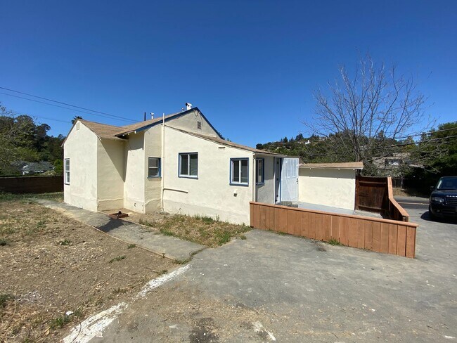 Foto del edificio - 1+ Bed 1 Bath, Single Family Home In Martinez