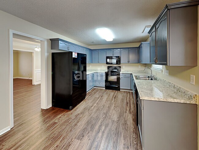 Foto del edificio - 4010 Logan Cir