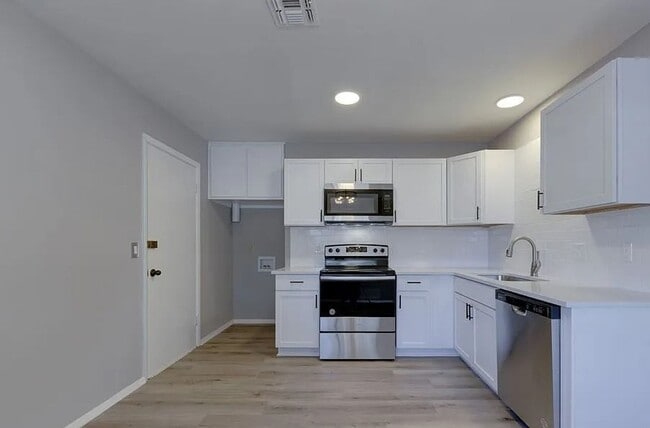 Building Photo - Adorable 4 Bedroom in Haysville!