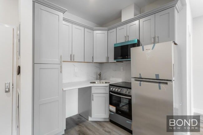 Building Photo - 317 W 48th St