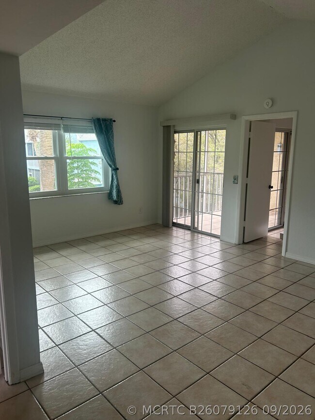 Building Photo - 1627 SE Green Acres Cir