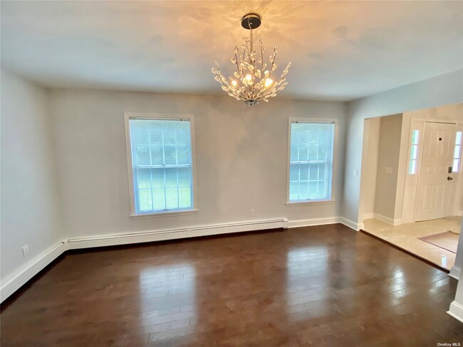 Building Photo - 595 Reydon Dr