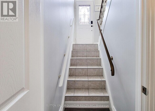 Building Photo - 1483 Sandgate Crescent